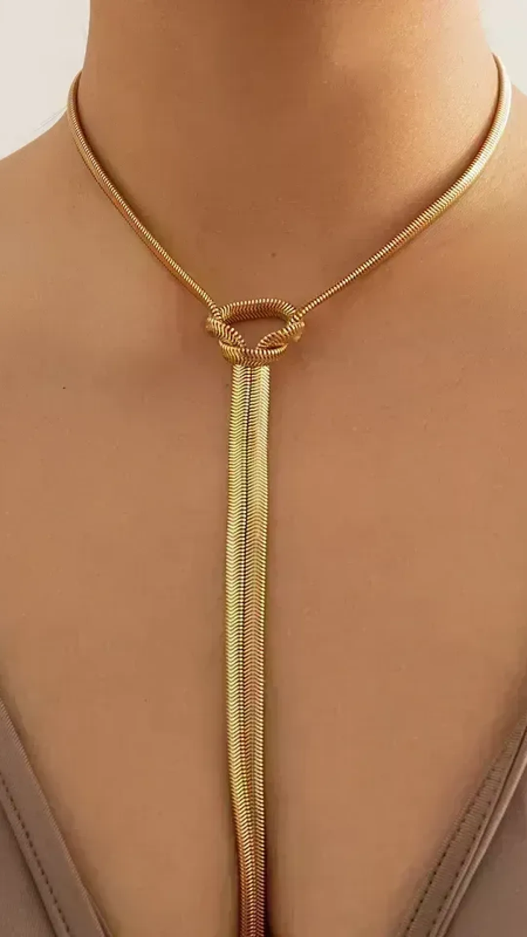 Collar largo cadena de serpiente retorcida