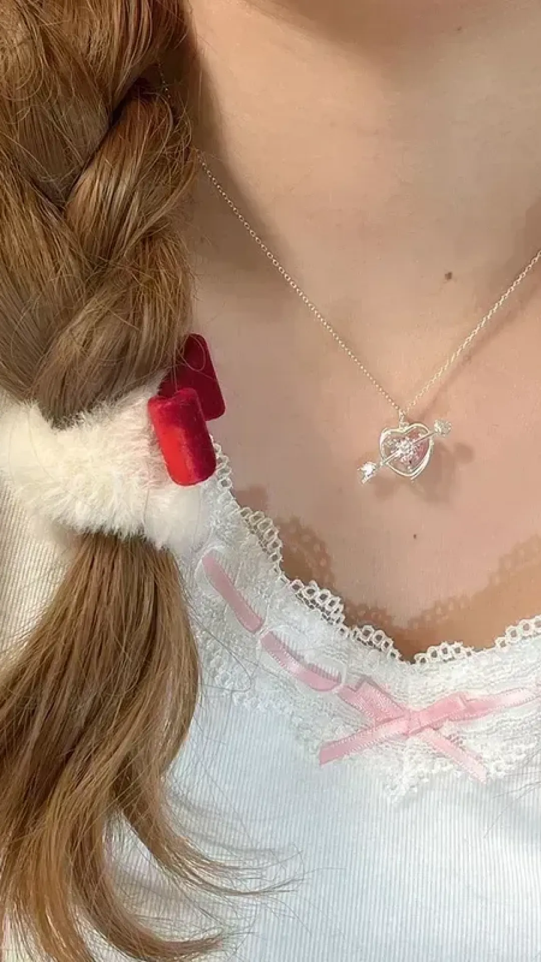 Collar con colgante de corazón flechado
