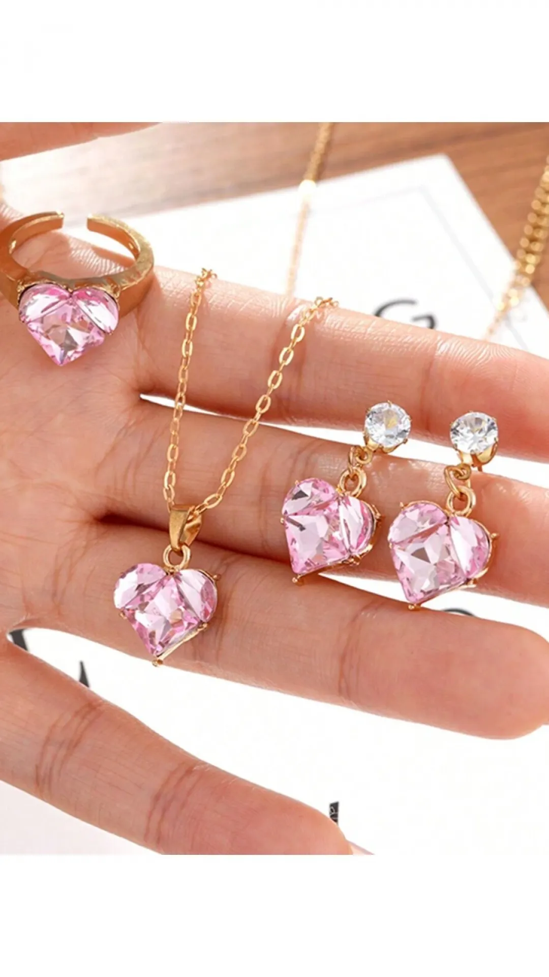 Set de pendientes, collar y anillo de corazón