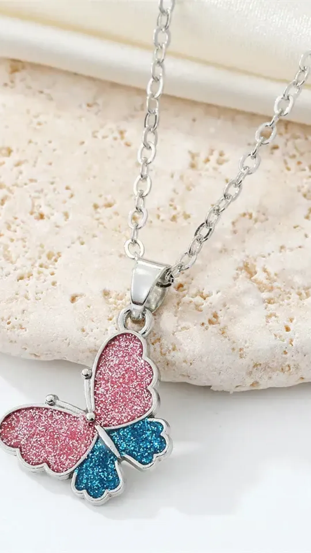 Collar mariposa colgante con purpurina bicolor