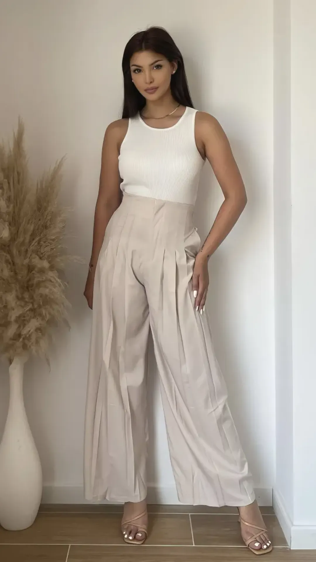 Pantalón de tiro alto en material ligero, con elástico en la cintura