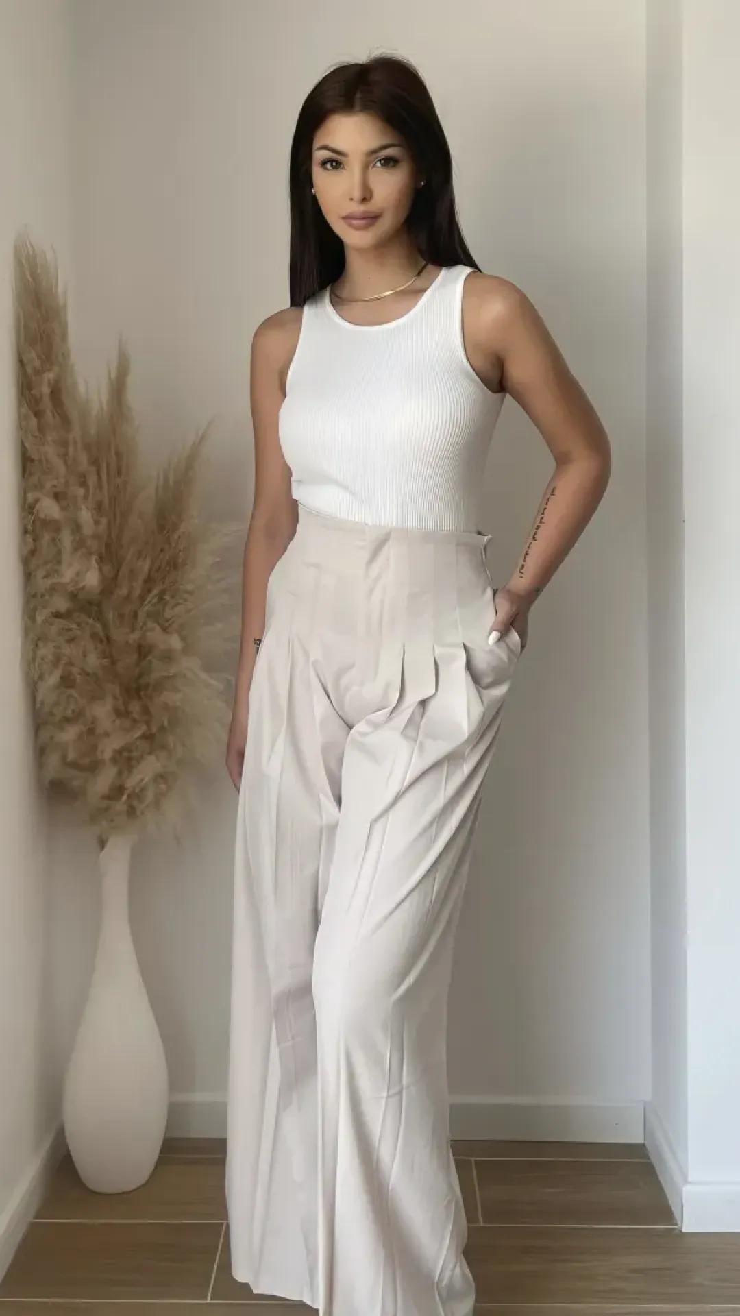 Pantalón de tiro alto en material ligero, con elástico en la cintura
