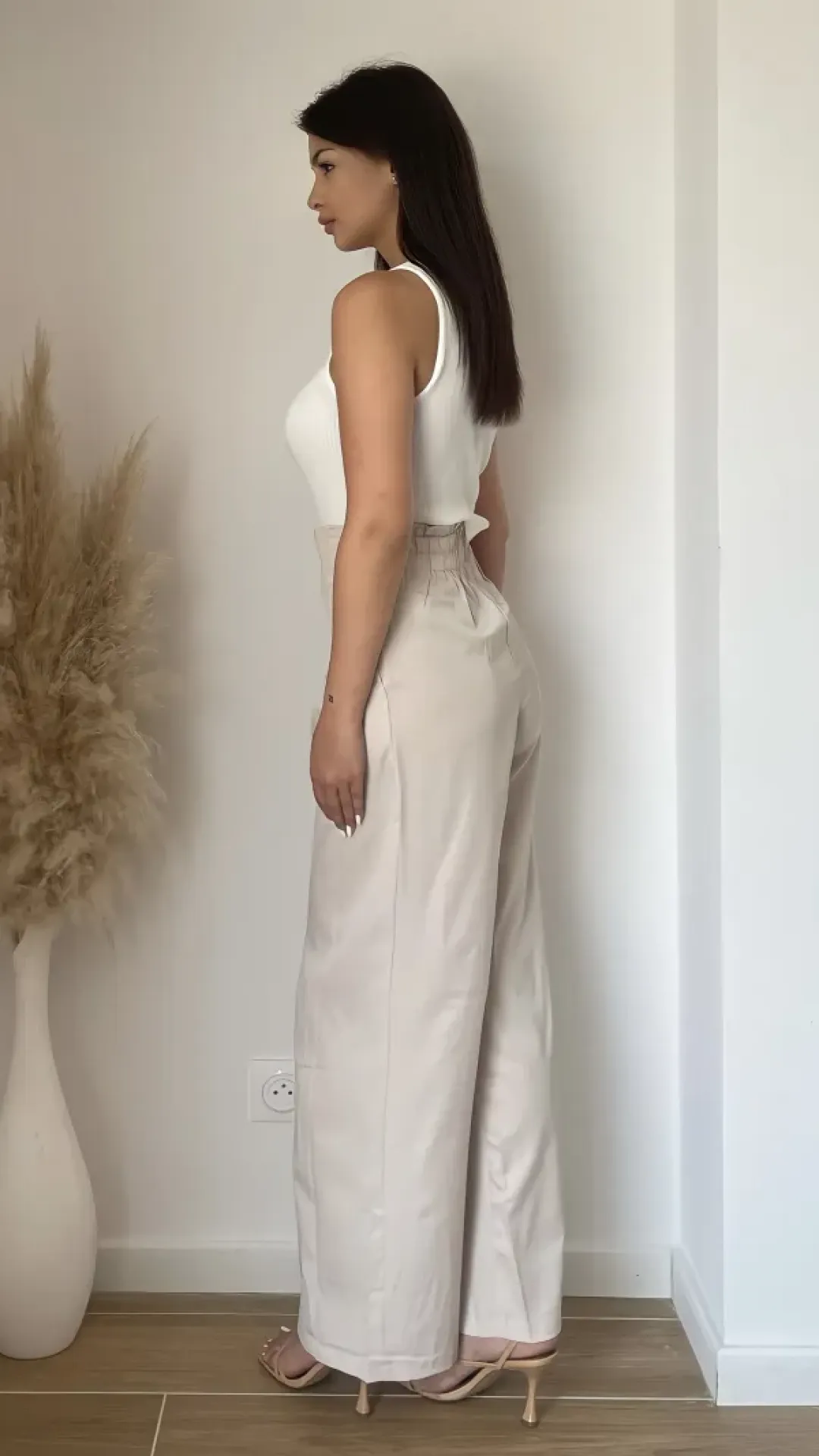 Pantalón de tiro alto en material ligero, con elástico en la cintura