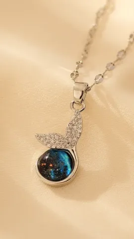 Collar con colgante cola de sirena con incrustaciones de circonita acero inoxidable chapado en plata