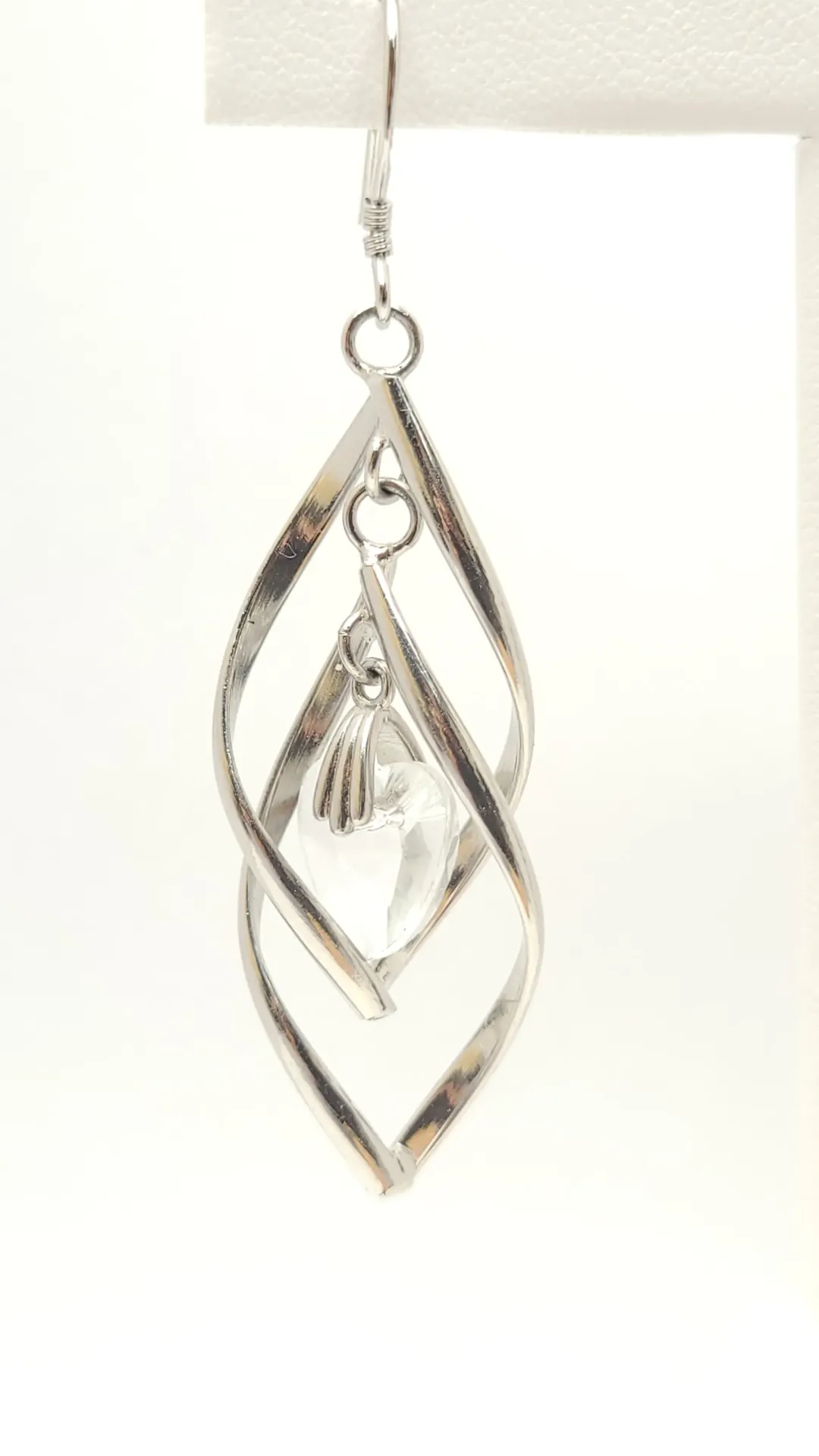 Anillo con zirconia cúbica con forma de corazón