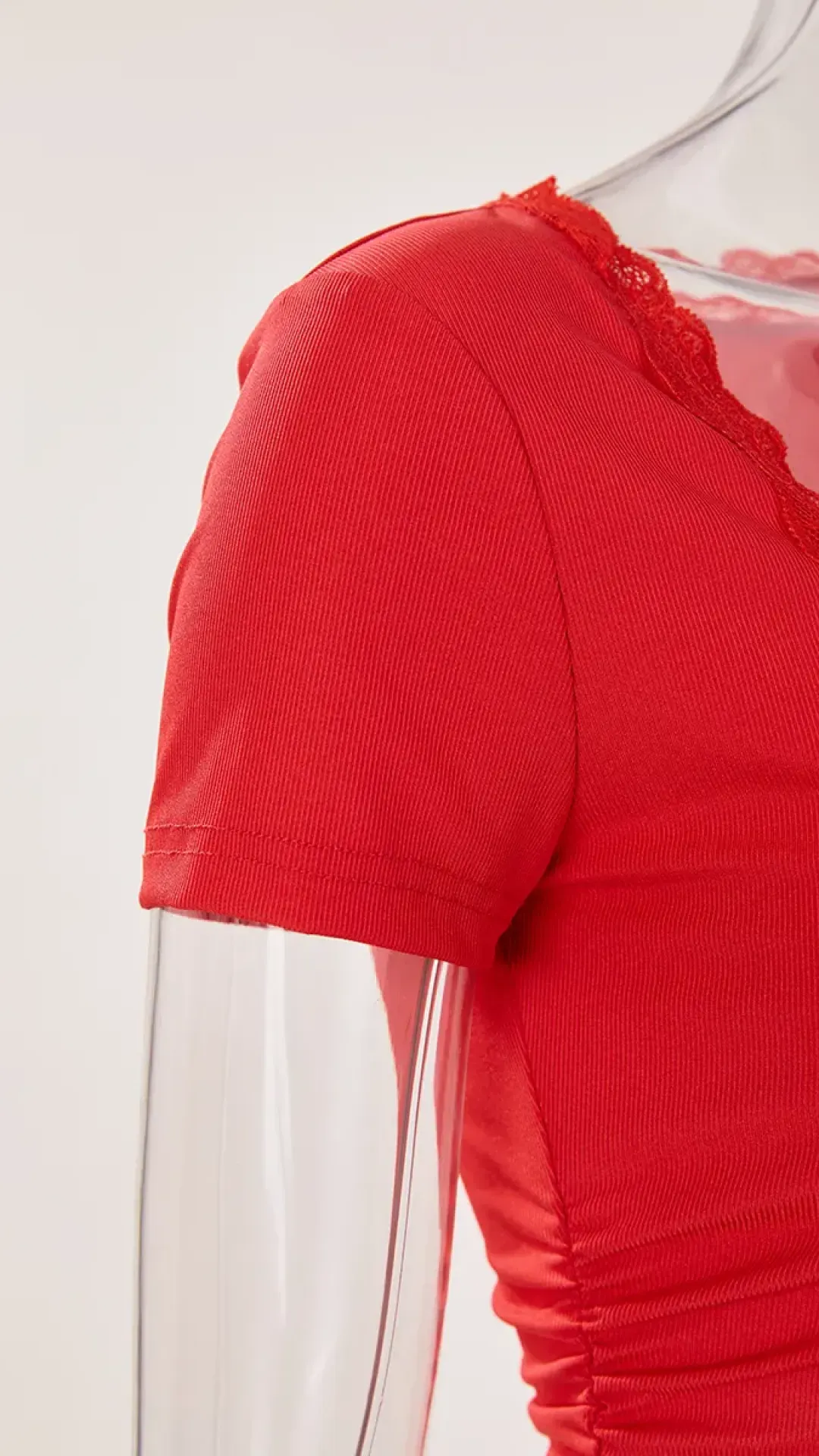 Top corto cuello cuadrado de encaje rojo