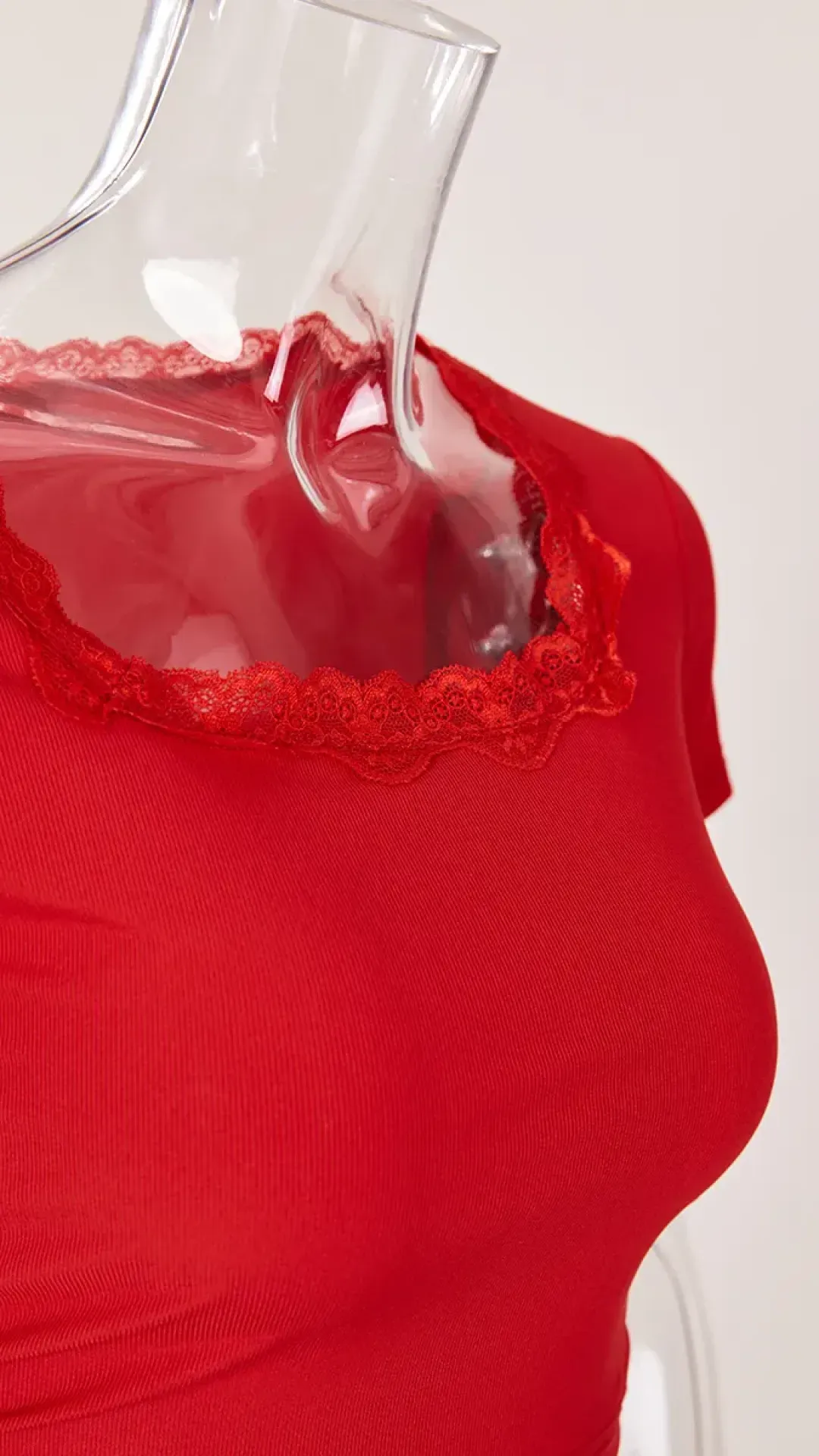 Top corto cuello cuadrado de encaje rojo