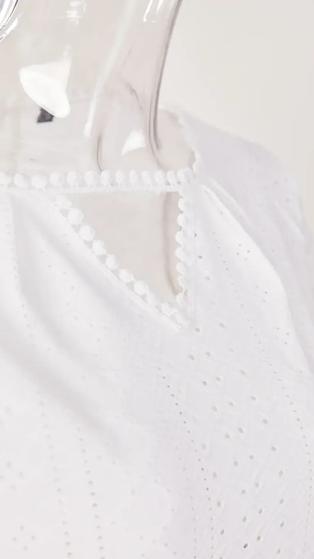 Camiseta elegante con cuello en V, ligera y elástica, con borlas